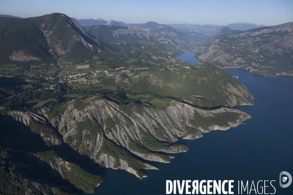 Vue aerienne du lac de Serre Poncon