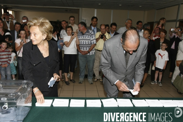 Election presidentielle 2007: sarran( correze):  vote du president jacques chirac et de son epouse bernadette