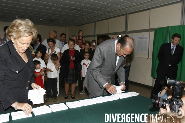 Election presidentielle 2007: sarran( correze):  vote du president jacques chirac et de son epouse bernadette