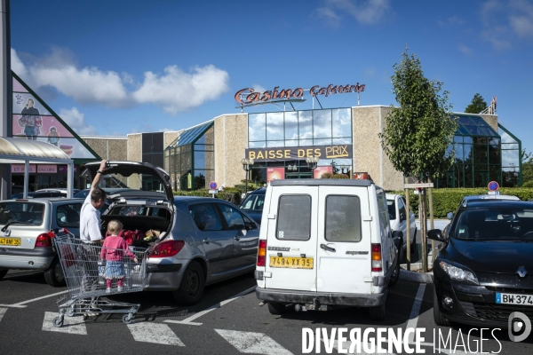 Parking d un centre commerciale à Saint-Malo.