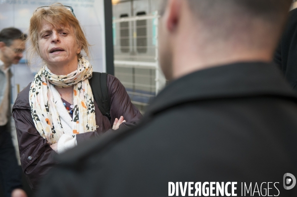 Claire Simon, réalisatrice de Gare du Nord, en repérage en mai 2009, échange avec un cheminot