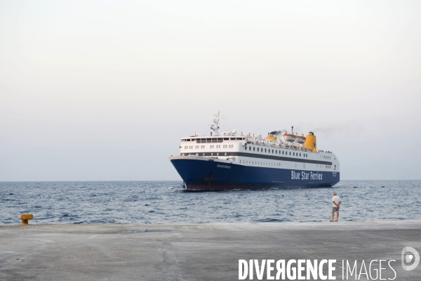 Grèce - Août 2013.Un ferry de la compagnie Blue Star ferry arrive a Nysyros