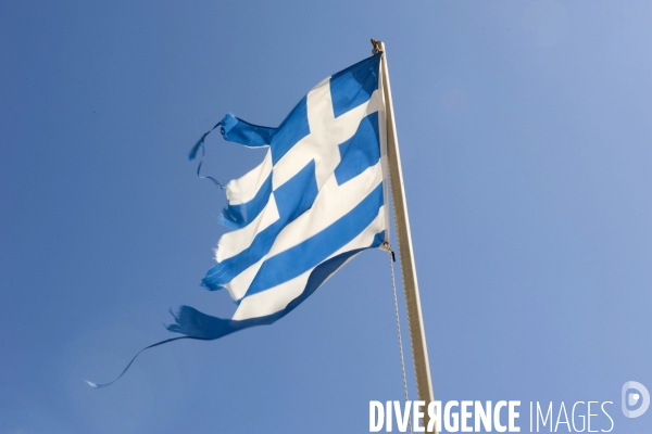 Grèce - Août 2013.Le drapeau grec en lambeaux.