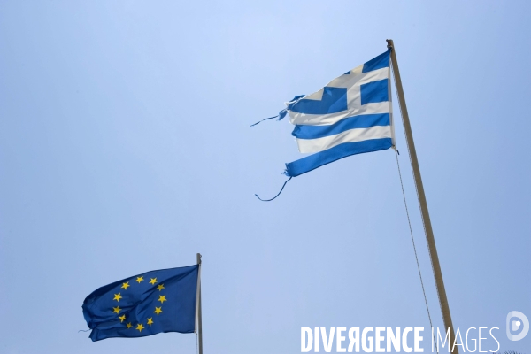 Grèce - Août 2013.Le drapeau grec en lambeaux pres du drapeau de l  Union Europeenne.