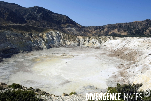 Grèce - Août 2013.Au centre de lile, une caldeira de quatre kilométres de circonférence et de prés de 300 metres de profondeur.Ce volcan en activité peut se visiter.