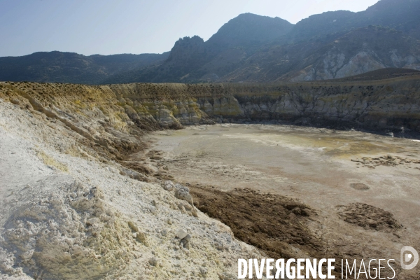 Grèce - Août 2013.Au centre de lile, une caldeira de quatre kilométres de circonférence et de prés de 300 metres de profondeur.Ce volcan en activité peut se visiter.