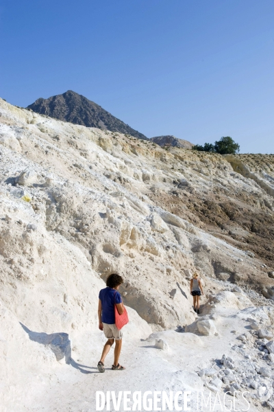 Grèce - Août 2013.Au centre de lile, une caldeira de quatre kilométres de circonférence et de prés de 300 metres de profondeur.Ce volcan en activité peut se visiter.