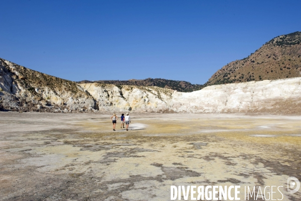 Grèce - Août 2013.Au centre de lile, une caldeira de quatre kilométres de circonférence et de prés de 300 metres de profondeur.Ce volcan en activité peut se visiter.