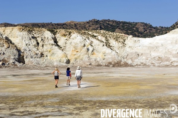 Grèce - Août 2013.Au centre de lile, une caldeira de quatre kilométres de circonférence et de prés de 300 metres de profondeur.Ce volcan en activité peut se visiter.