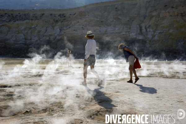 Grèce - Août 2013.Au centre de lile, une caldeira de quatre kilométres de circonférence et de prés de 300 metres de profondeur.Ce volcan en activité peut se visiter.