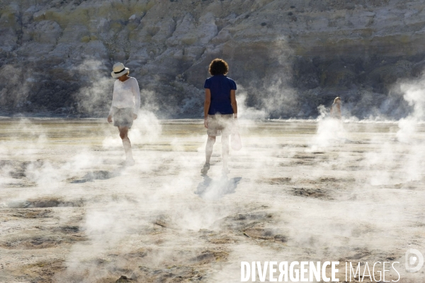 Grèce - Août 2013.Au centre de lile, une caldeira de quatre kilométres de circonférence et de prés de 300 metres de profondeur.Ce volcan en activité peut se visiter.