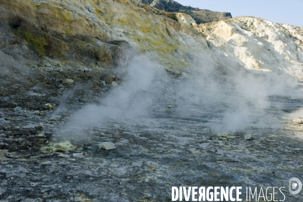 Grèce - Août 2013.Au centre de lile, une caldeira de quatre kilométres de circonférence et de prés de 300 metres de profondeur.Ce volcan en activité peut se visiter.