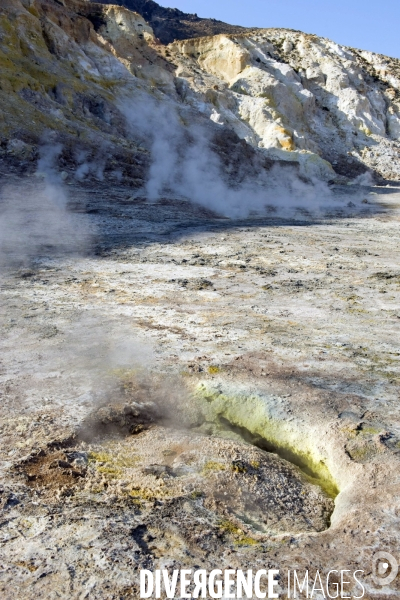 Grèce - Août 2013.Au centre de lile, une caldeira de quatre kilométres de circonférence et de prés de 300 metres de profondeur.Ce volcan en activité peut se visiter.