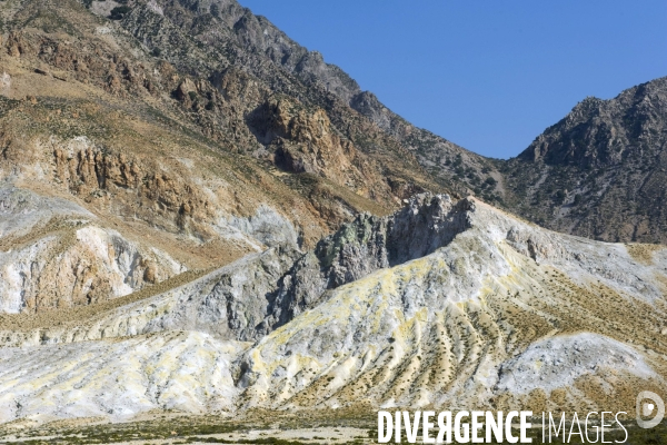 Grèce - Août 2013.Au centre de lile, une caldeira de quatre kilométres de circonférence et de prés de 300 metres de profondeur.Ce volcan en activité peut se visiter.