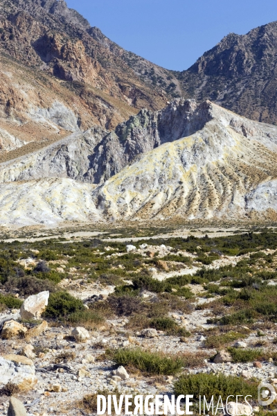 Grèce - Août 2013.Au centre de lile, une caldeira de quatre kilométres de circonférence et de prés de 300 metres de profondeur.Ce volcan en activité peut se visiter.