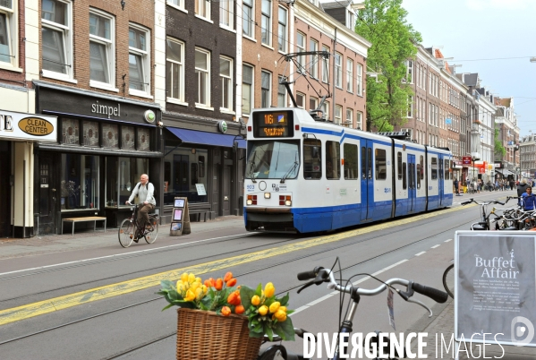 Amsterdam.Tramway dans le quartier de Pijp