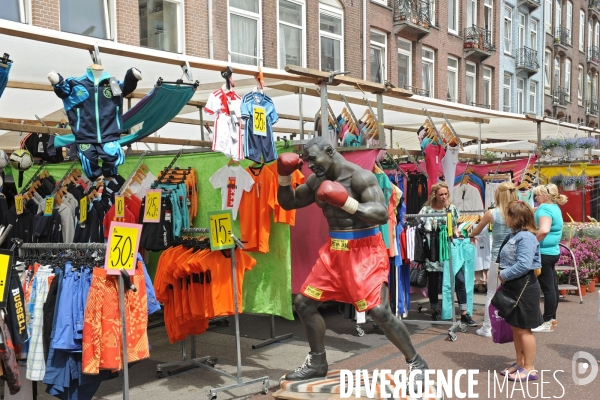 Amsterdam. Le marché Albert Cuyp est le plus celebre au coeur du Pijp, le quartier le plus vivant de la ville