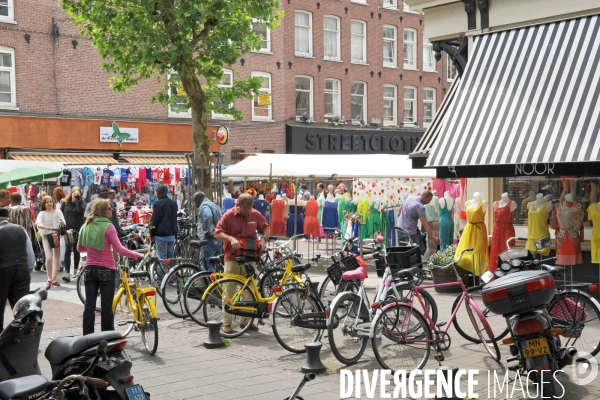 Amsterdam. Le marché Albert Cuyp est le plus celebre au coeur du Pijp, le quartier le plus vivant de la ville