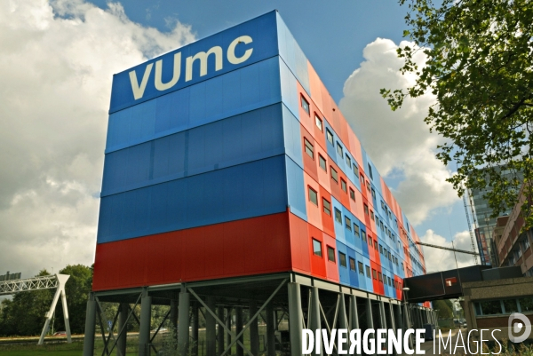 Amsterdam.Le centre médical universitaire sur le campus de la Vrije Universite, un des batiments fait de containers reposant sur pilotis