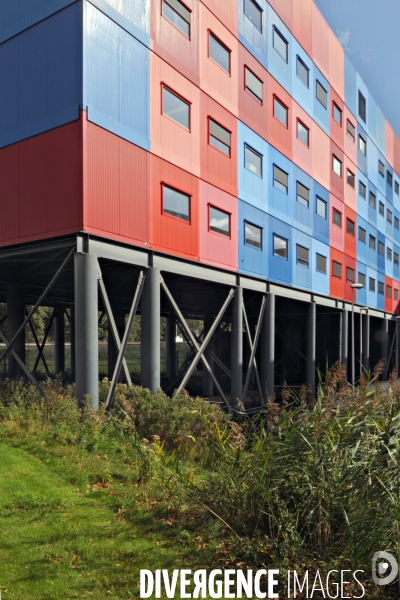 Amsterdam.Le centre médical universitaire sur le campus de la Vrije Universite, un des batiments fait de containers reposant sur pilotis