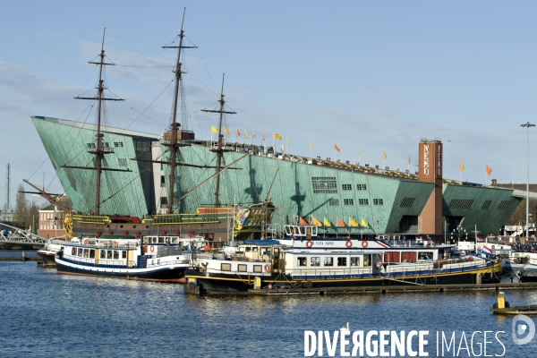 Amsterdam.Situe dans les docks de l Est, le musée scientifique Nemo