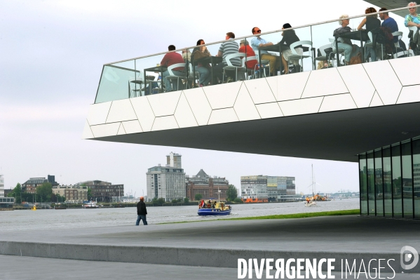 Amsterdam.La terrasse du  Eye,le musee du cinema dans le quartier Noord