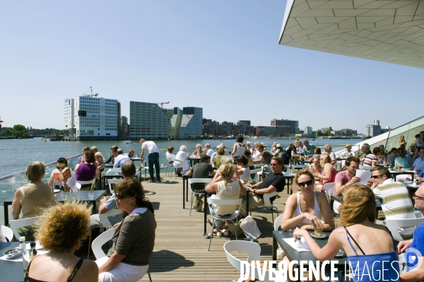 Amsterdam.La terrasse du  Eye,le musee du cinema dans le quartier Noord