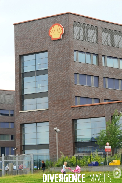 Amsterdam.Le centre de recherche technologique de la compagnie petroliere Shell sur les bords de l  Ij