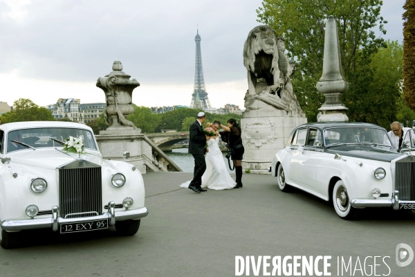 Illustration Septembre 2013. Un couple de jeunes mariés arrivent en rolls sur le pont Alexandre 3 pour une seance de photos