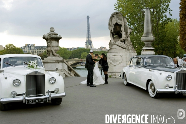 Illustration Septembre 2013. Un couple de jeunes mariés arrivent en rolls sur le pont Alexandre 3 pour une seance de photos