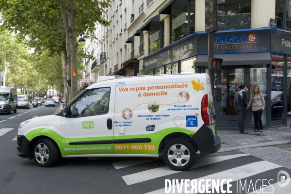 Illustration Septembre 2013.Camionette de livraison de repas à domicile pour des personnes agees et/ou dependantes.
