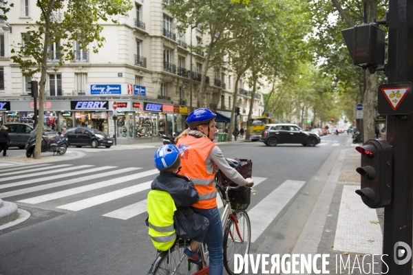 Illustration Septembre 2013.L  aménagement de l avenue de Clichy,partage l espace entre les differents usagers,bus,voitures,vélos et limite la vitesse à 30 kilométres heure