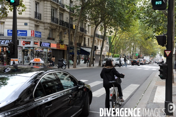 Illustration Septembre 2013.L  aménagement de l avenue de Clichy,partage l espace entre les differents usagers,bus,voitures,vélos et limite la vitesse à 30 kilométres heure