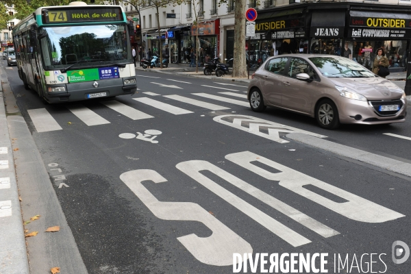 Illustration Septembre 2013.L  aménagement de l avenue de Clichy,partage l espace entre les differents usagers,bus,voitures,vélos et limite la vitesse à 30 kilométres heure