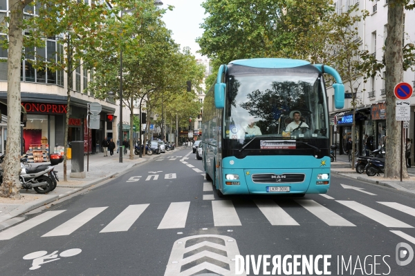 Illustration Septembre 2013.L  aménagement de l avenue de Clichy,partage l espace entre les differents usagers,bus,voitures,vélos et limite la vitesse à 30 kilométres heure