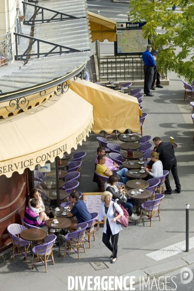 Illustration Septembre 2013.Terrasse d un cafe parisien place Balard dans le quinzieme arrondissement.