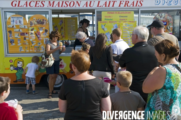 Illustration Septembre 2013.Grosse affluence devant un vendeur ambulant de glaces au lait frais faites maison