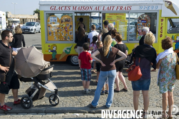 Illustration Septembre 2013.Grosse affluence devant un vendeur ambulant de glaces au lait frais faites maison