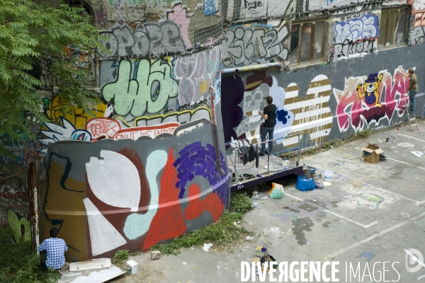 Illustration Sepetembre 2013.Street artistes  a l oeuvre sur un mûr des frigos dans le 13éme arrondissement