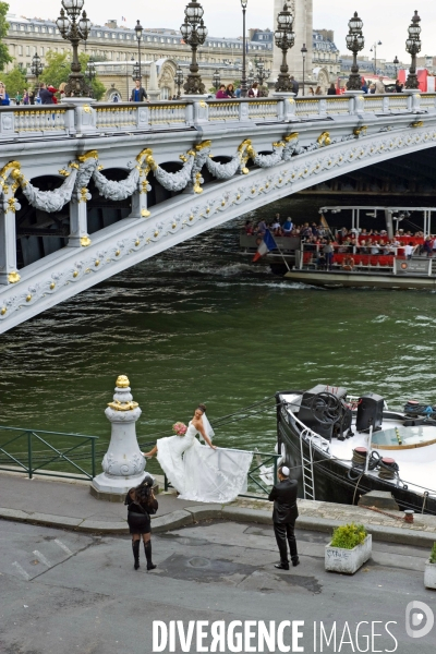 Illustration Septembre 2013.Seance photo pour ces  jeunes mariés au pied du pont Alexandre 3.