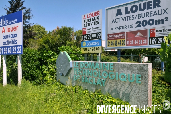 Economie - illustration. Le plateau de Saclat,des panneaux de location de bureaux au parc technologique