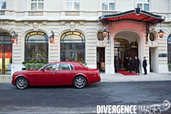 Economie - illustration.Le Royal Monceau.Une Bentley devant le palace cinq étoiles de l  avenue Hoche appartient au groupe singapourien Raffles