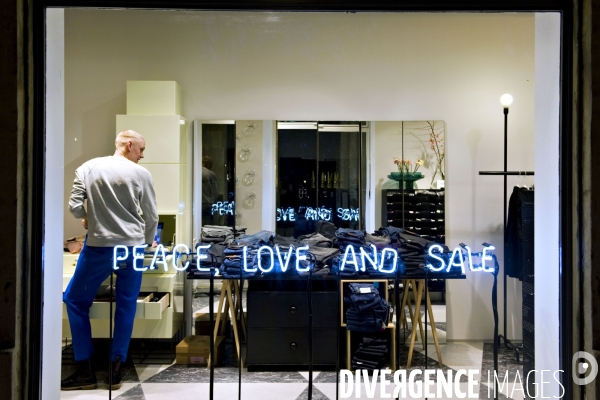 Economie - illustration.Soldes.Neon Peace, Love and Sale