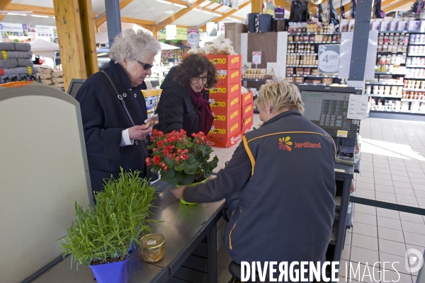 Economie - illustration.Un magasin Jardiland spécialisé dans la vente de plantes vertes, de fleurs et de matériel de jardinage