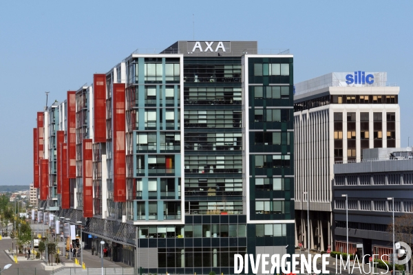 Economie - illustration.Les terrasses de l  Arche, aménagement le long du siege d AXA