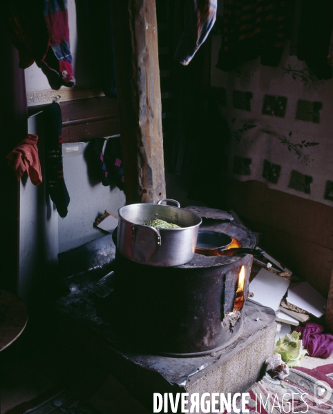 Camp roumain, Poêle à l  intérieur d une baraque.