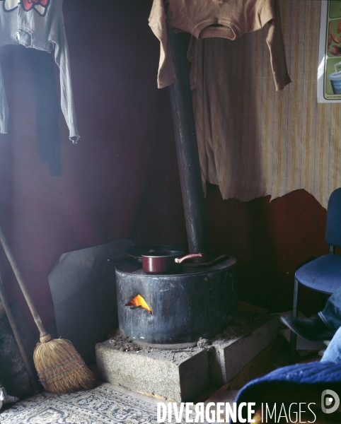 Camp roumain, Poêle à l  intérieur d une baraque.