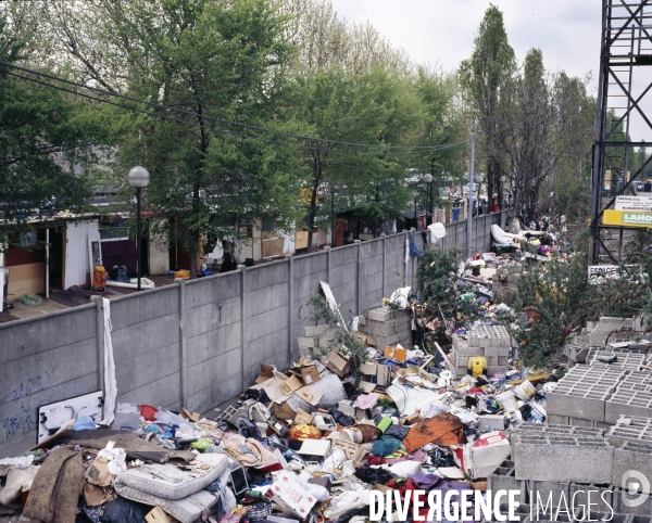 Porte d Aubervilliers. Déchets aux abords d un camps roumain