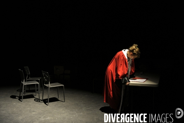 Please  continue Hamlet au Nouveau théâtre de Montreuil