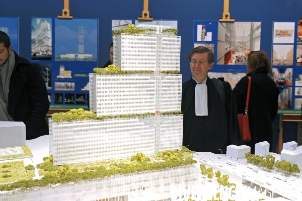 Au palais de justice, un avocat devant la maquette du futur palais de justice en construction  dans la zac Clichy Batignolles dans le 17 eme arrondissement de Paris